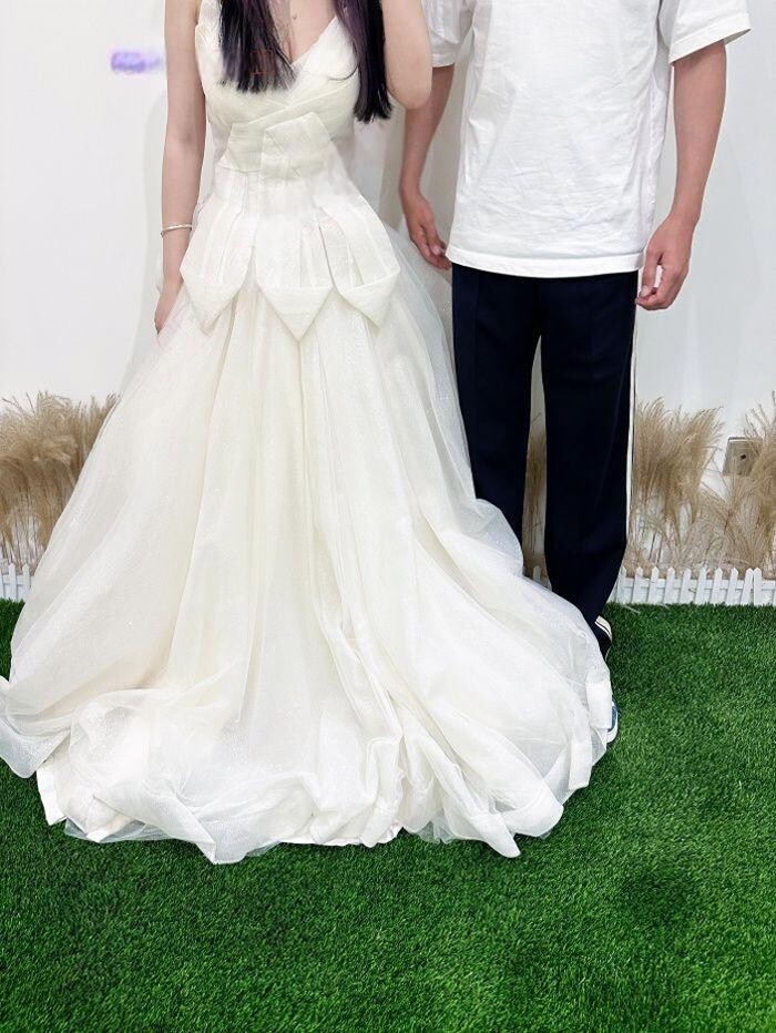 婚礼前夜，新娘穿婚纱求S调教，丈夫尾随发现