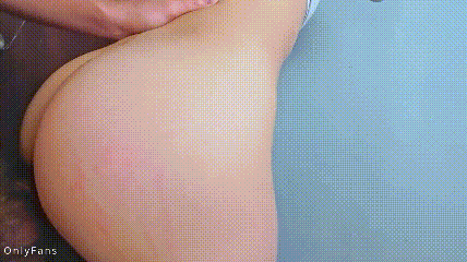 漂亮健身美眉 想不想要 人家是女教练你要尊重 妹子身材不错 扶墙撅着屁屁被后入 内射