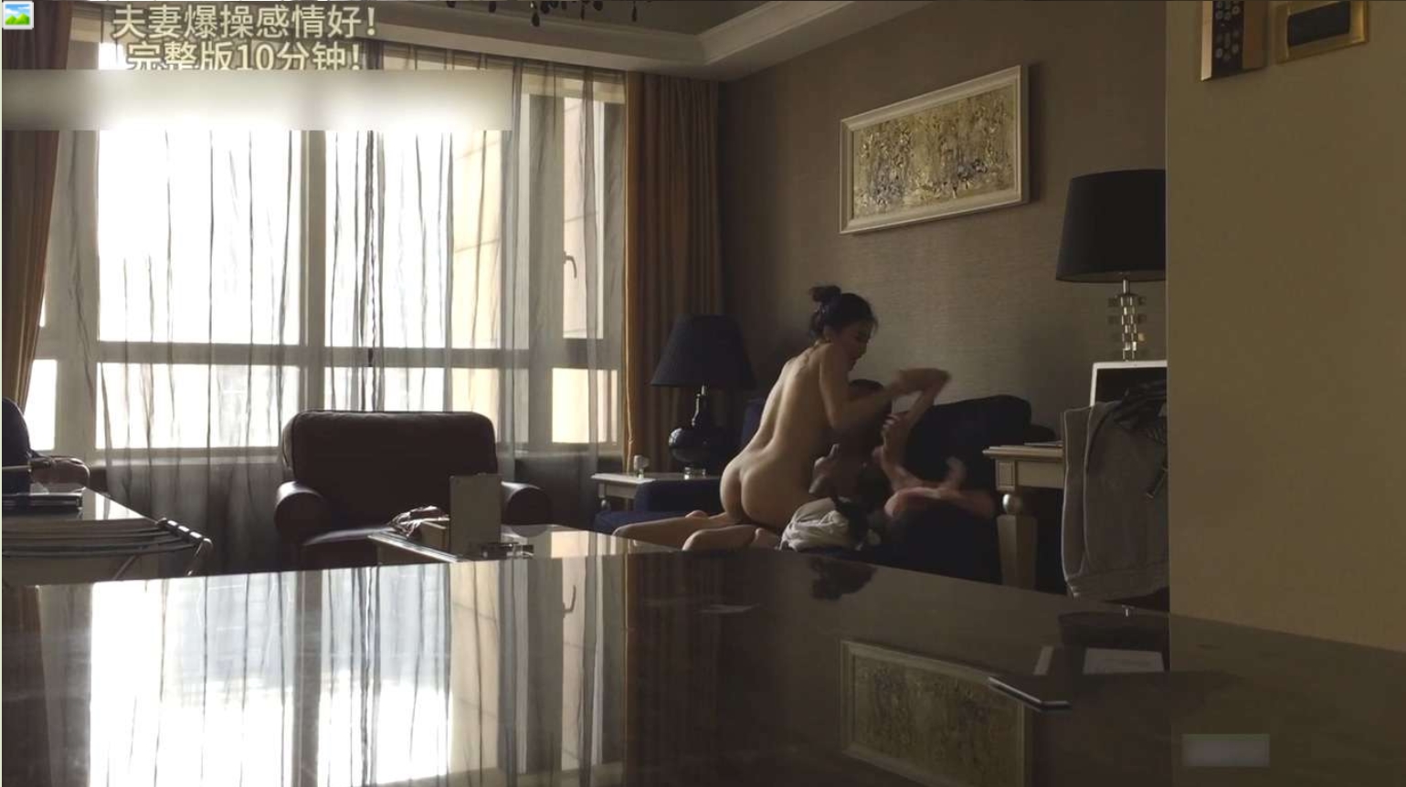 看起来像是偷情的男女激情性爱，美女急促娇喘淫叫不停好饥渴的样子，女上位扭的好疯狂抱起来肏太爽了