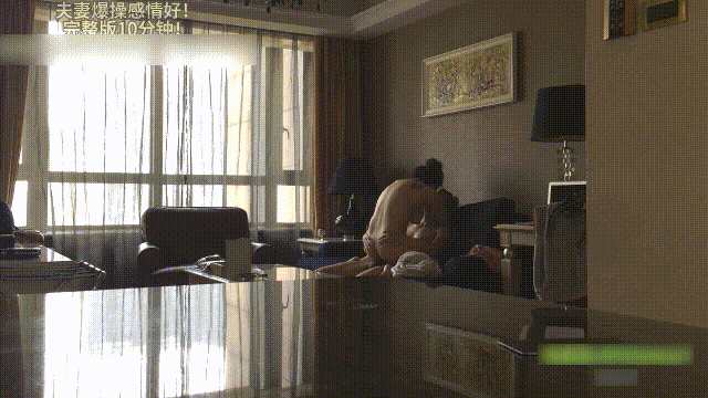 看起来像是偷情的男女激情性爱，美女急促娇喘淫叫不停好饥渴的样子，女上位扭的好疯狂抱起来肏太爽了