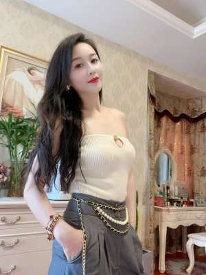 媚黑骚婊体验终极大黑吊的快乐，欲求不满，花巨资找了2个黑人，把骚妻干的受不了，按着腰被操烂啦