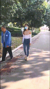 唱歌唱累了，coco想尿个尿～在楼道放尿的小狗有小哥哥要领回家吗？小狗新技能，站着尿尿弄的袜子上都是