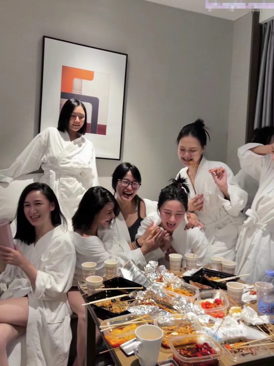 在老公眼前被单男调教着操 淫妻清楚的说道 这样太羞辱了。老婆这次是爽飞了，淫水流了一滩 单男直接内射