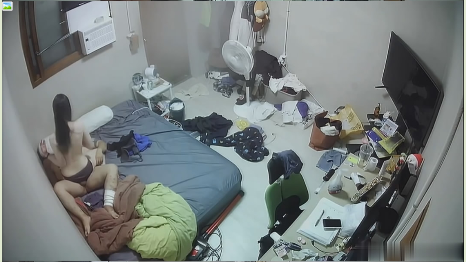 黑客破解家庭网络摄像头偷拍❤️被人打断腿的纹身胖哥和模特身材漂亮女友做爱好菜被猪啃了