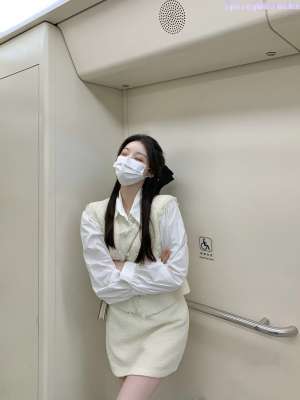 黑丝和内裤都来不及脱，撕碎大jb直填满肉穴 洗手间疯狂后入小母狗 抽插的白浆都在往下流