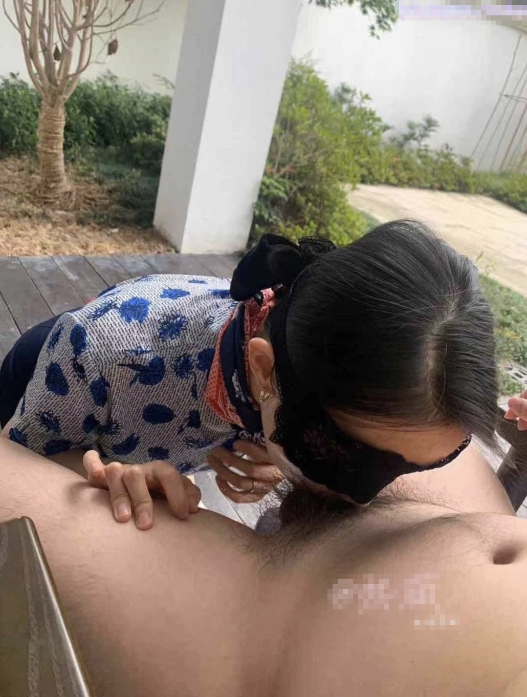 黑丝和内裤都来不及脱，撕碎大jb直填满肉穴 洗手间疯狂后入小母狗 抽插的白浆都在往下流