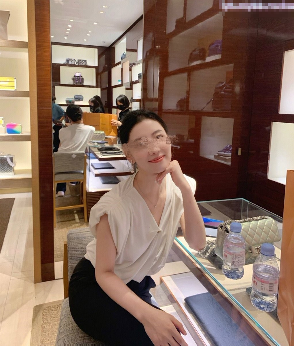黑丝和内裤都来不及脱，撕碎大jb直填满肉穴 洗手间疯狂后入小母狗 抽插的白浆都在往下流
