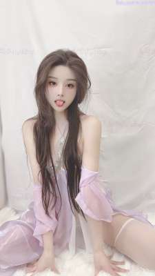 谁能想到在外端庄大方的媳妇，很多人眼里的女神，在人后如此淫荡，在老公面前把别人射完精液的鸡巴舔干净