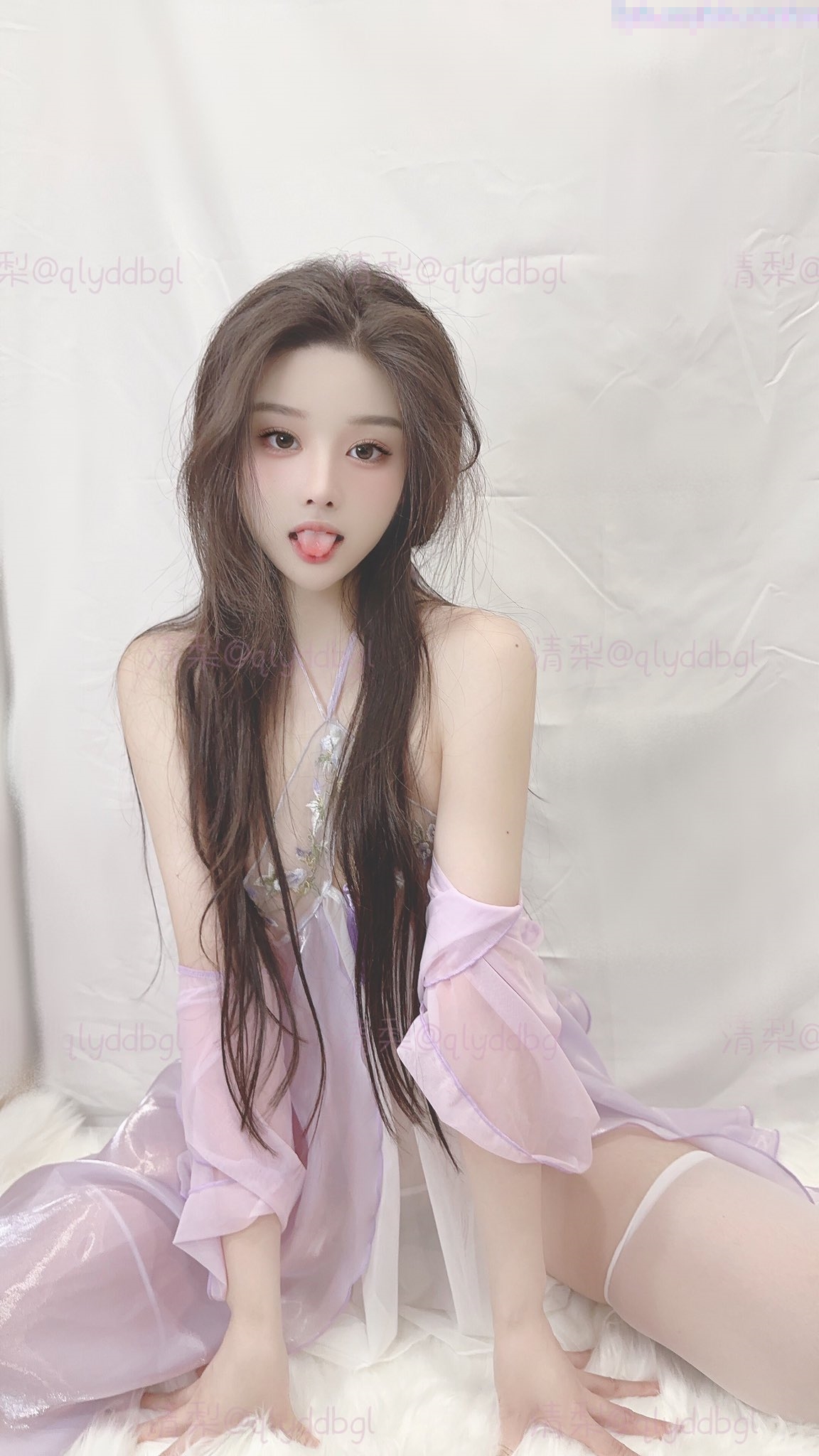 谁能想到在外端庄大方的媳妇，很多人眼里的女神，在人后如此淫荡，在老公面前把别人射完精液的鸡巴舔干净
