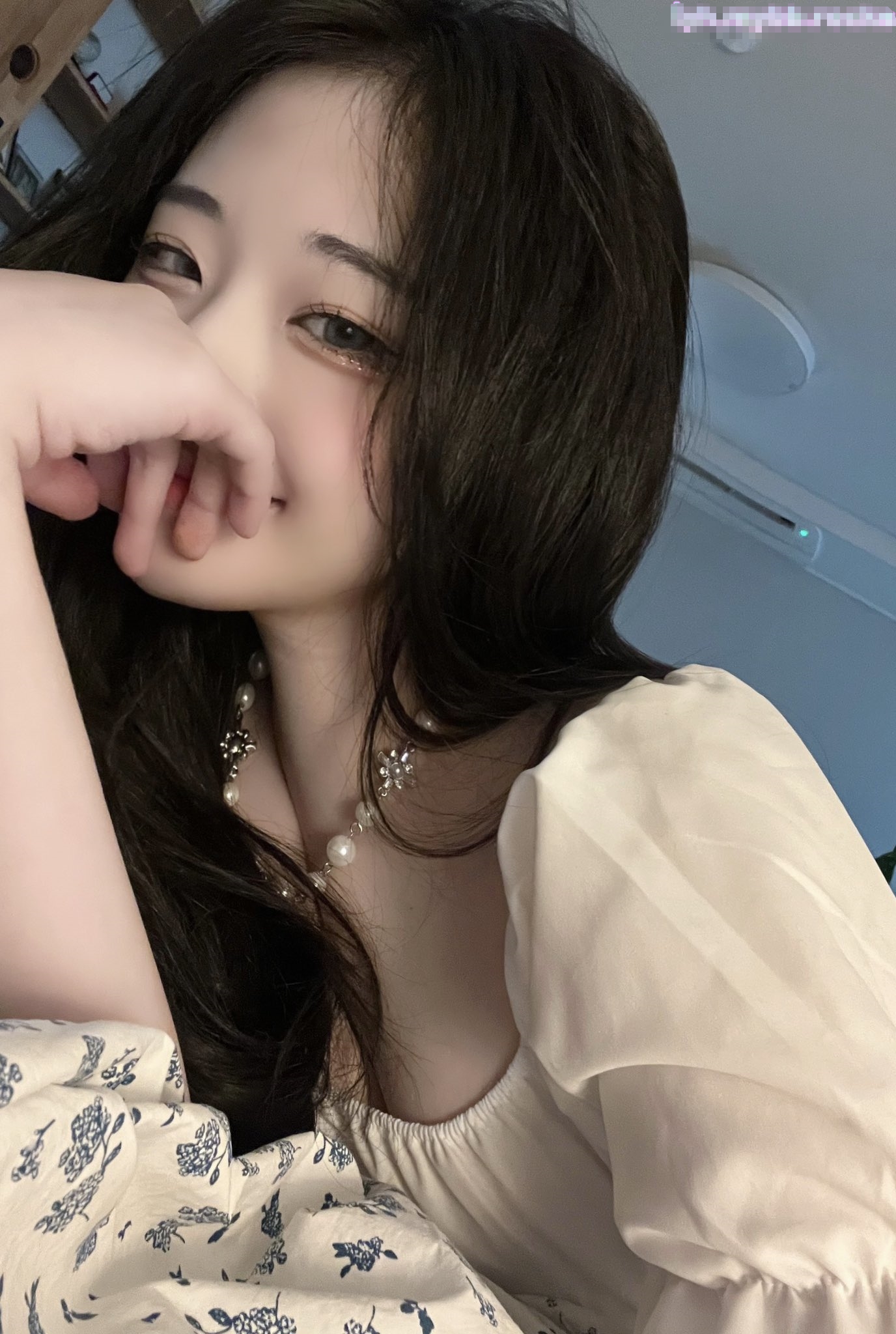 有点害羞 被大包皮鸡吧无套输出 无毛鲍鱼洞口大开 都是水水 想要吗 红丝情趣衣红高跟射了一骚逼