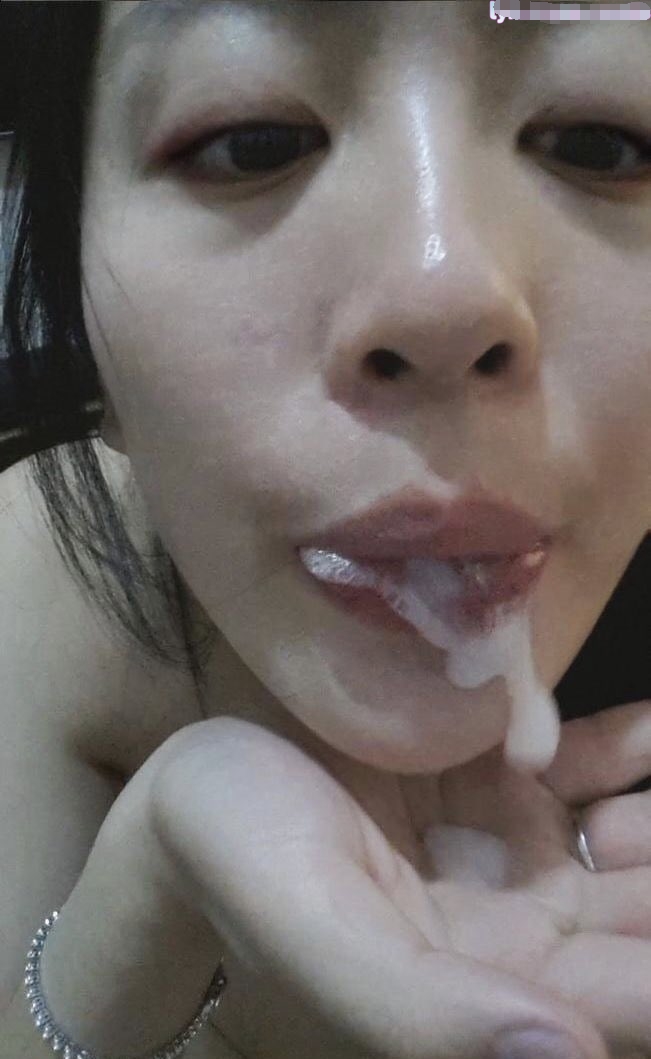 给母狗装上铃铛才像样，这样单男从后面顶铃铛响起来就像在召唤母狗，肉棒塞进母狗嘴里也挡不住她的淫叫