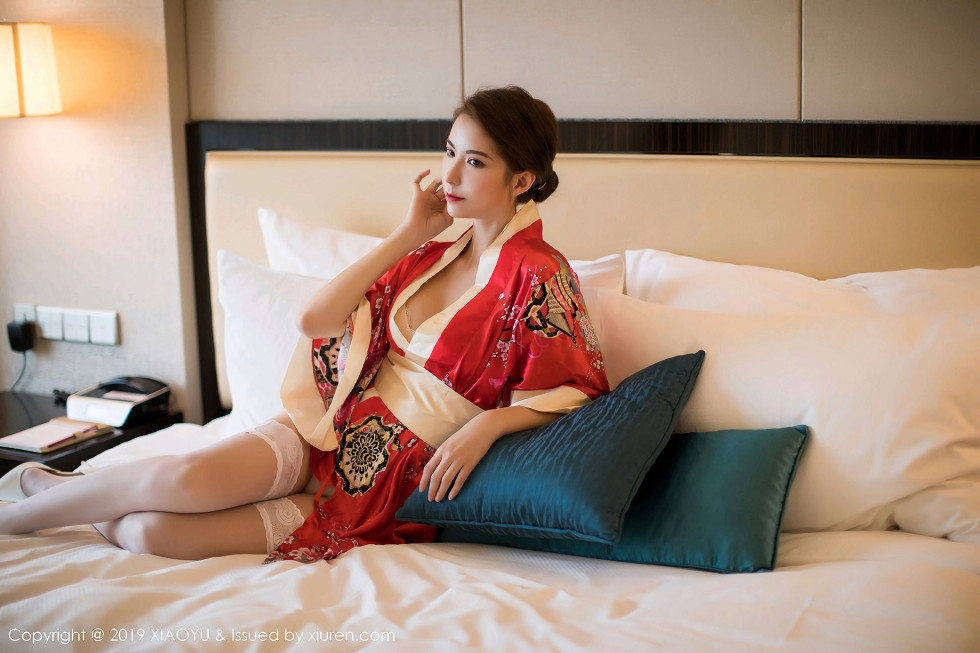 诱人美女Carry性感红色和服配白色蕾丝袜妩媚诱惑