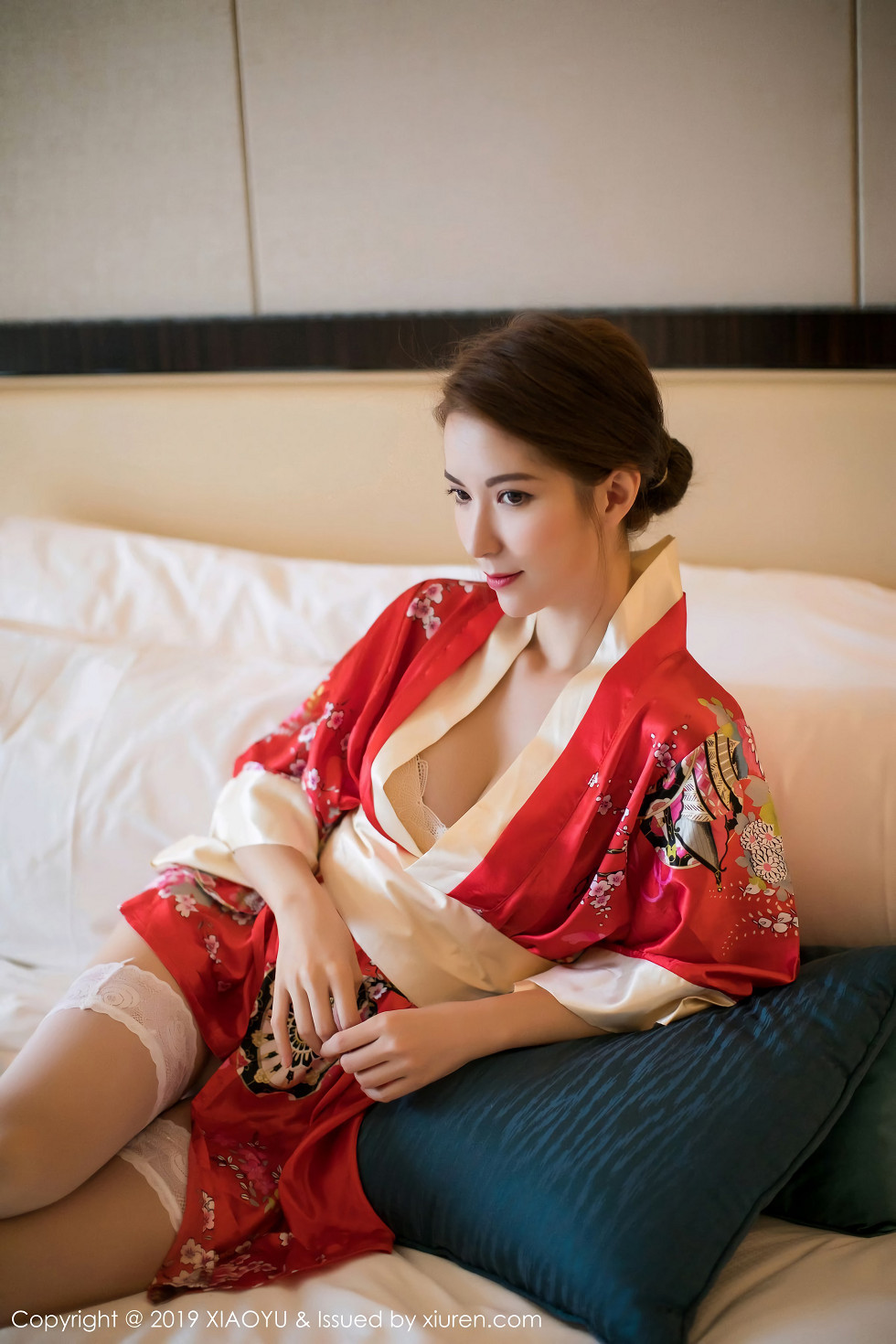 诱人美女Carry性感红色和服配白色蕾丝袜妩媚诱惑