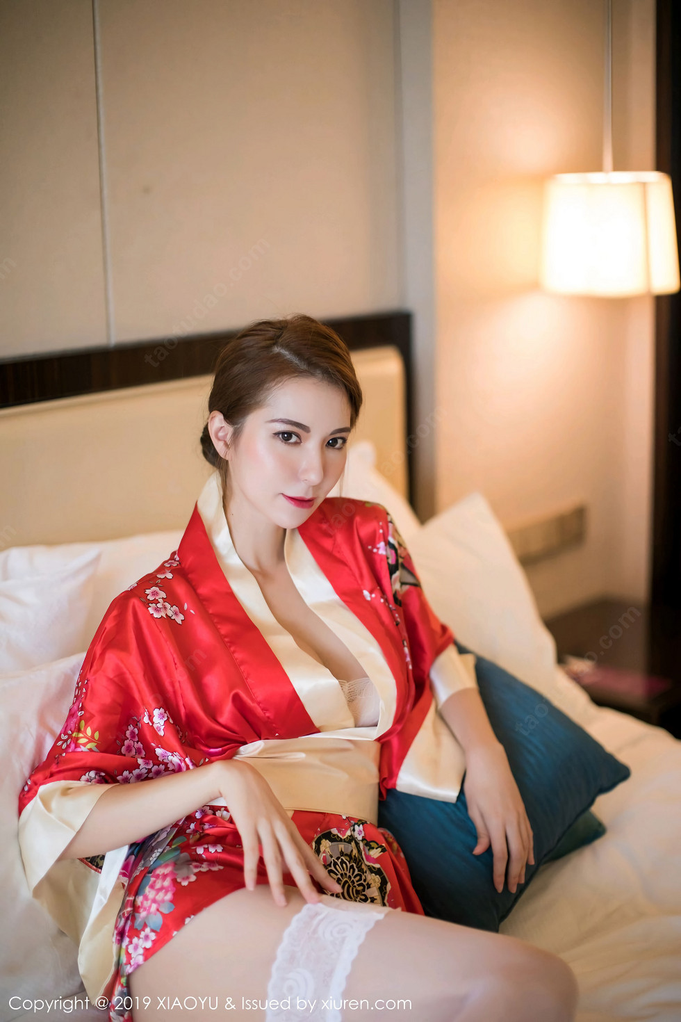 诱人美女Carry性感红色和服配白色蕾丝袜妩媚诱惑