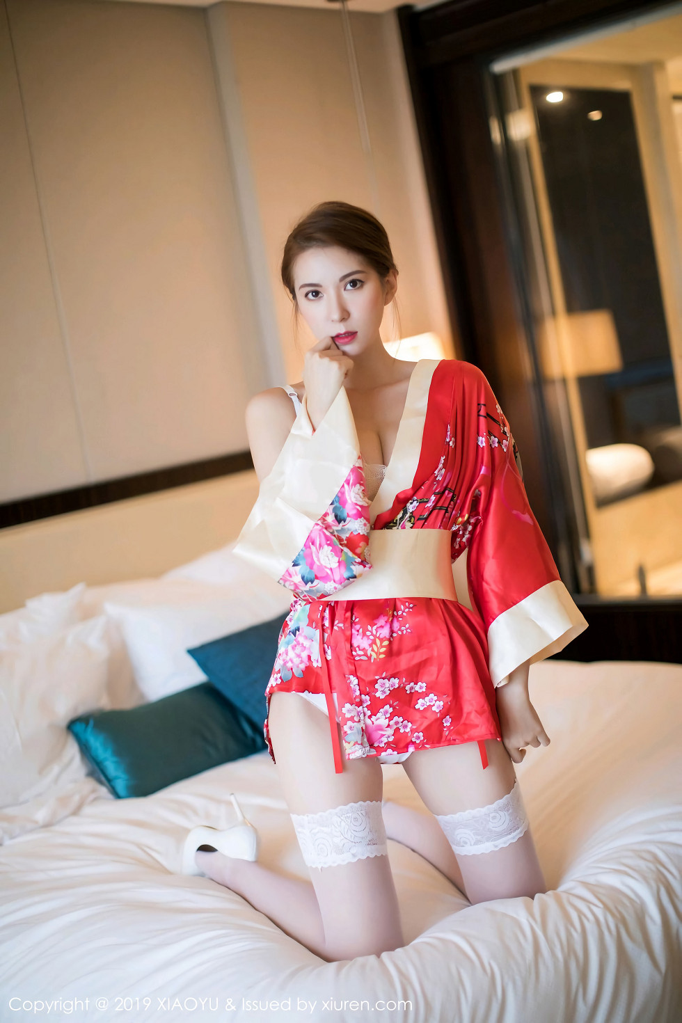 诱人美女Carry性感红色和服配白色蕾丝袜妩媚诱惑
