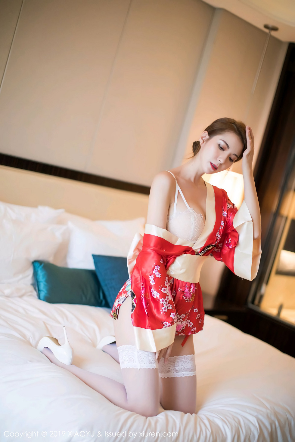 诱人美女Carry性感红色和服配白色蕾丝袜妩媚诱惑