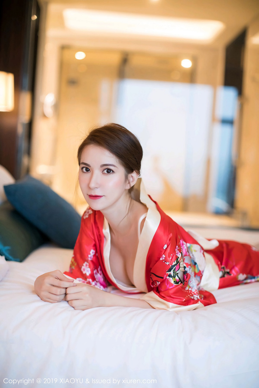 诱人美女Carry性感红色和服配白色蕾丝袜妩媚诱惑