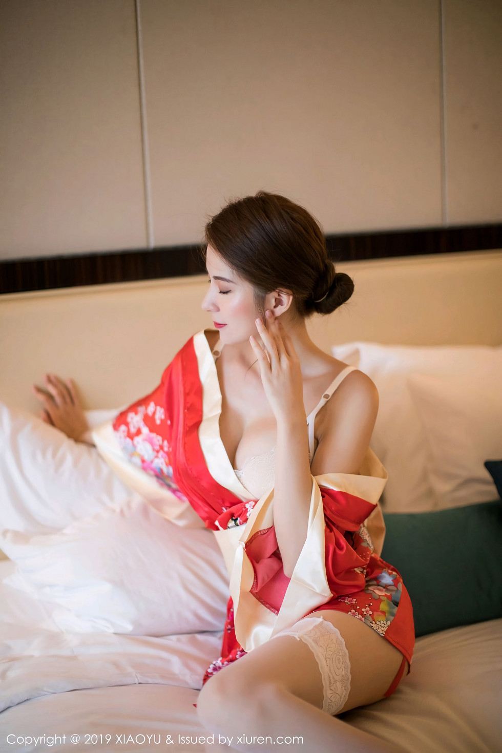 诱人美女Carry性感红色和服配白色蕾丝袜妩媚诱惑