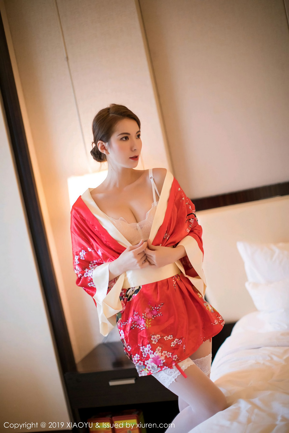 诱人美女Carry性感红色和服配白色蕾丝袜妩媚诱惑
