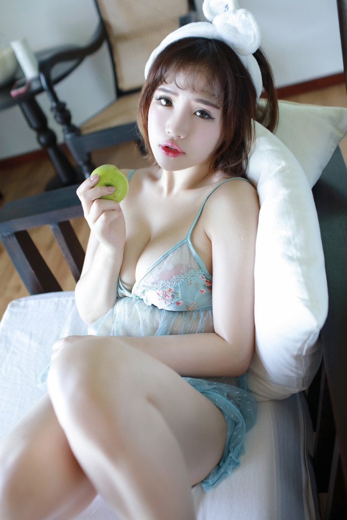 诱人女神徐cake透明睡衣酥胸惹人爱