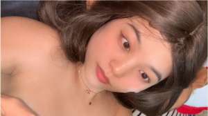 小伙出租屋约炮极品大长腿美女同事❤️换上黑丝一边操一边拍完美露脸