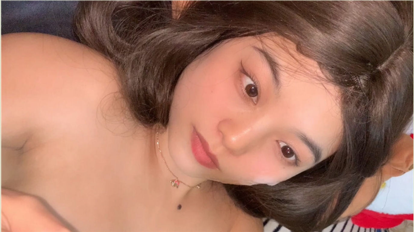 小伙出租屋约炮极品大长腿美女同事❤️换上黑丝一边操一边拍完美露脸