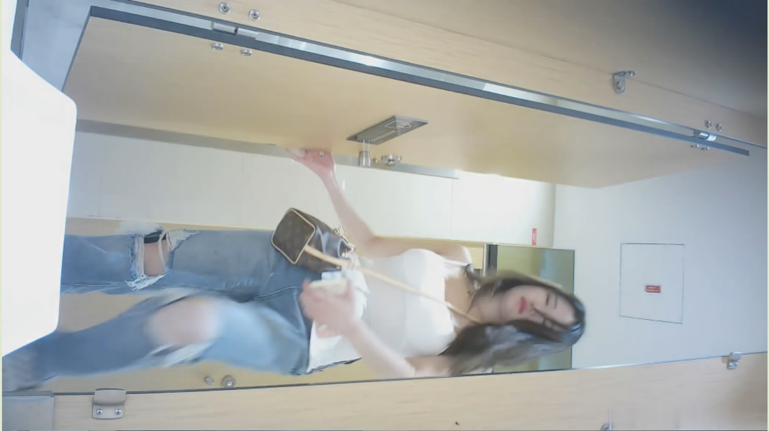 精品厕拍《顶级颜值》❤️美女呕吐大号牛仔裤美女嘘嘘完把两根手指头深深插进了喉咙里抠