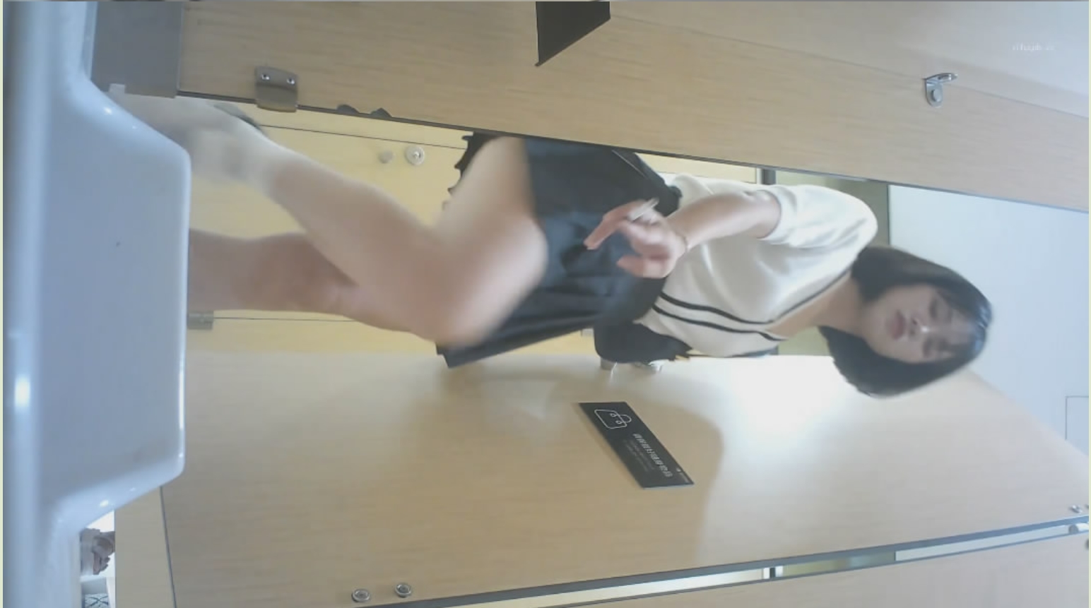 精品厕拍《顶级颜值》❤️美女呕吐大号牛仔裤美女嘘嘘完把两根手指头深深插进了喉咙里抠