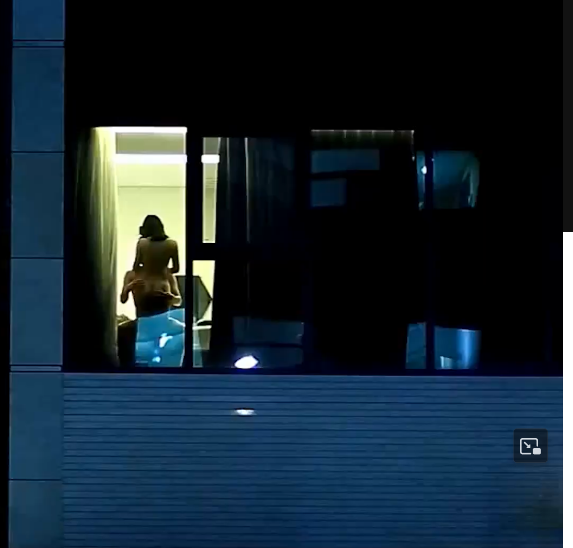 惊现窗边裸炮 豪放情侣二楼落地窗前全裸震撼裸炮 抱起来操 太震撼，被发现看到后还比中指
