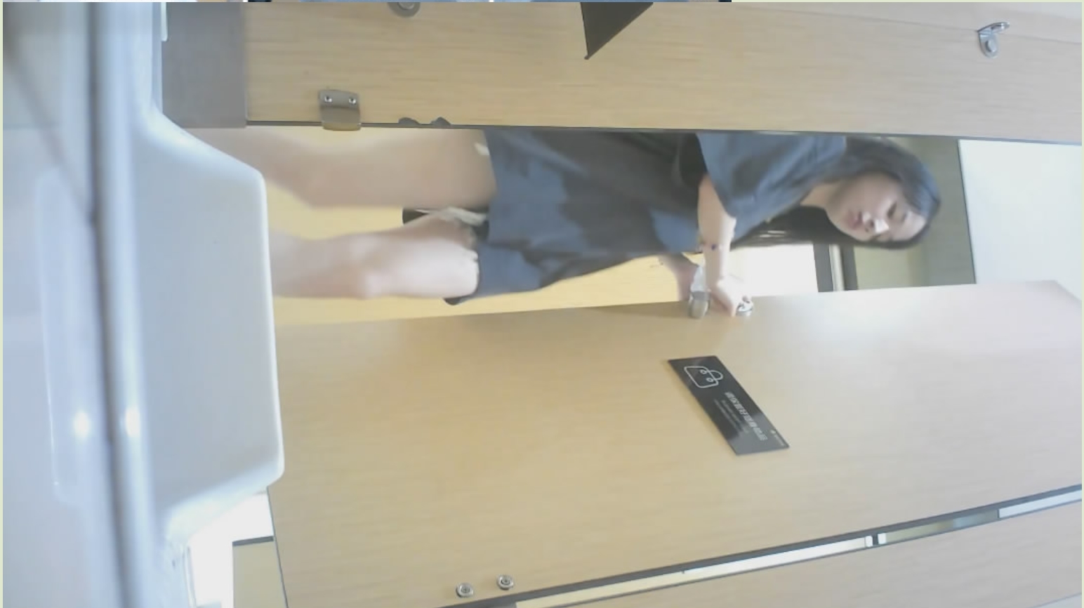 精品厕拍《顶级颜值》❤️美女呕吐大号牛仔裤美女嘘嘘完把两根手指头深深插进了喉咙里抠