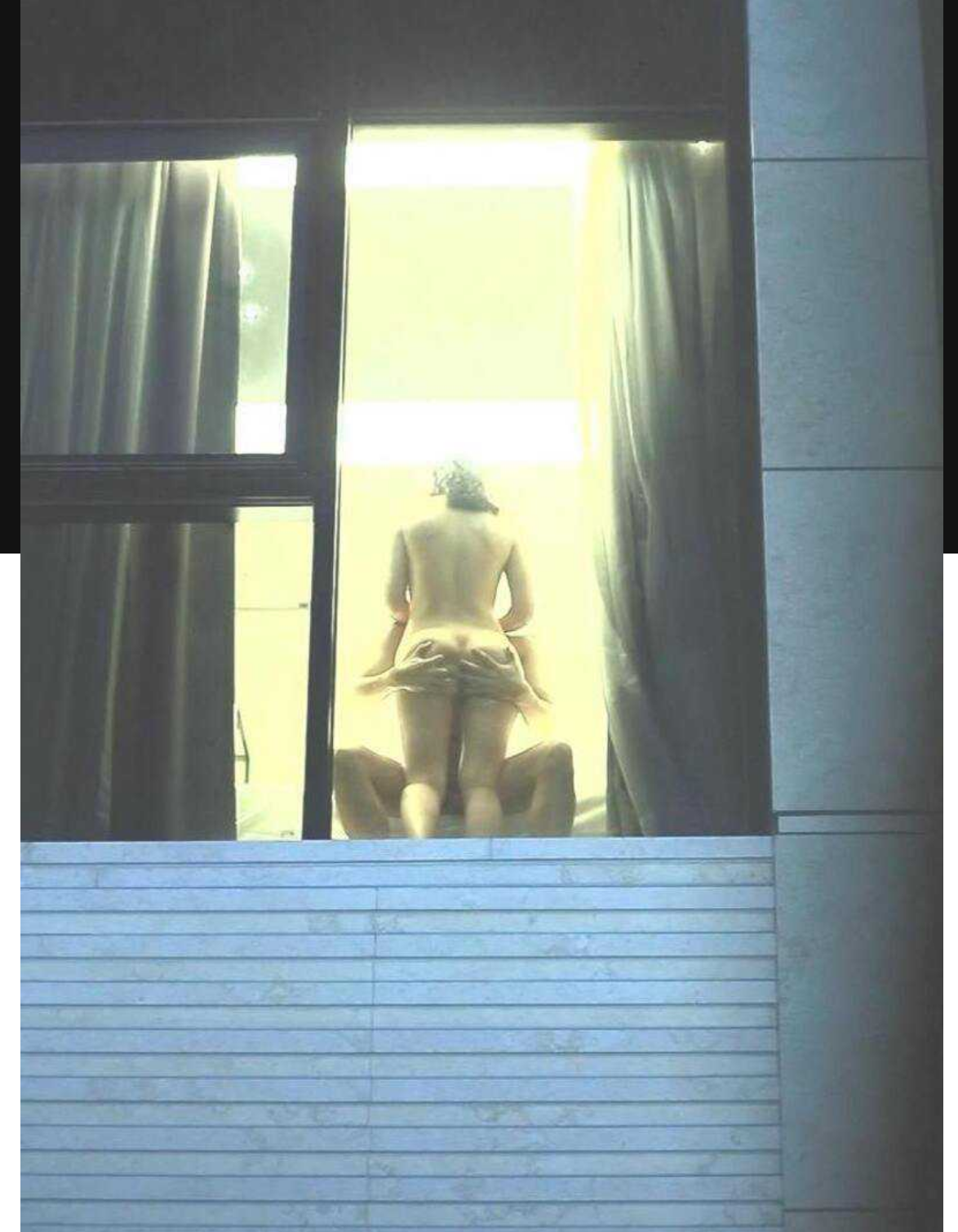惊现窗边裸炮 豪放情侣二楼落地窗前全裸震撼裸炮 抱起来操 太震撼，被发现看到后还比中指