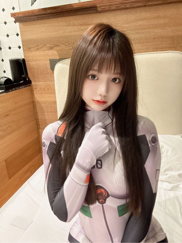 哥哥白丝喜欢吗 宝宝可爱娇嫩的小脚丫穿上丝袜给哥哥足交 让哥哥感受一下足交带来的快感