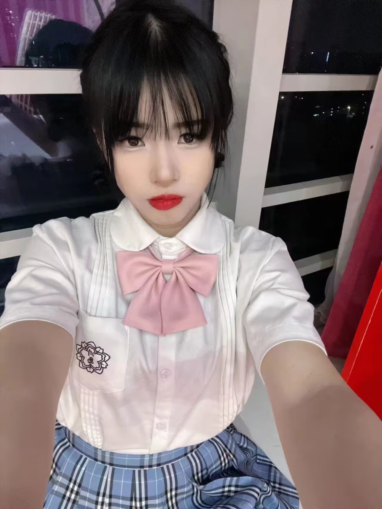 哥哥白丝喜欢吗 宝宝可爱娇嫩的小脚丫穿上丝袜给哥哥足交 让哥哥感受一下足交带来的快感