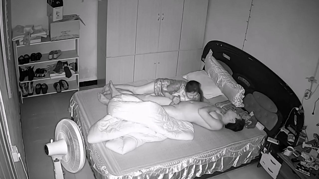 家庭摄像头破解 貌似母子乱伦啪啪 妈妈很主动撸硬了鸡鸡自己上 最后内射