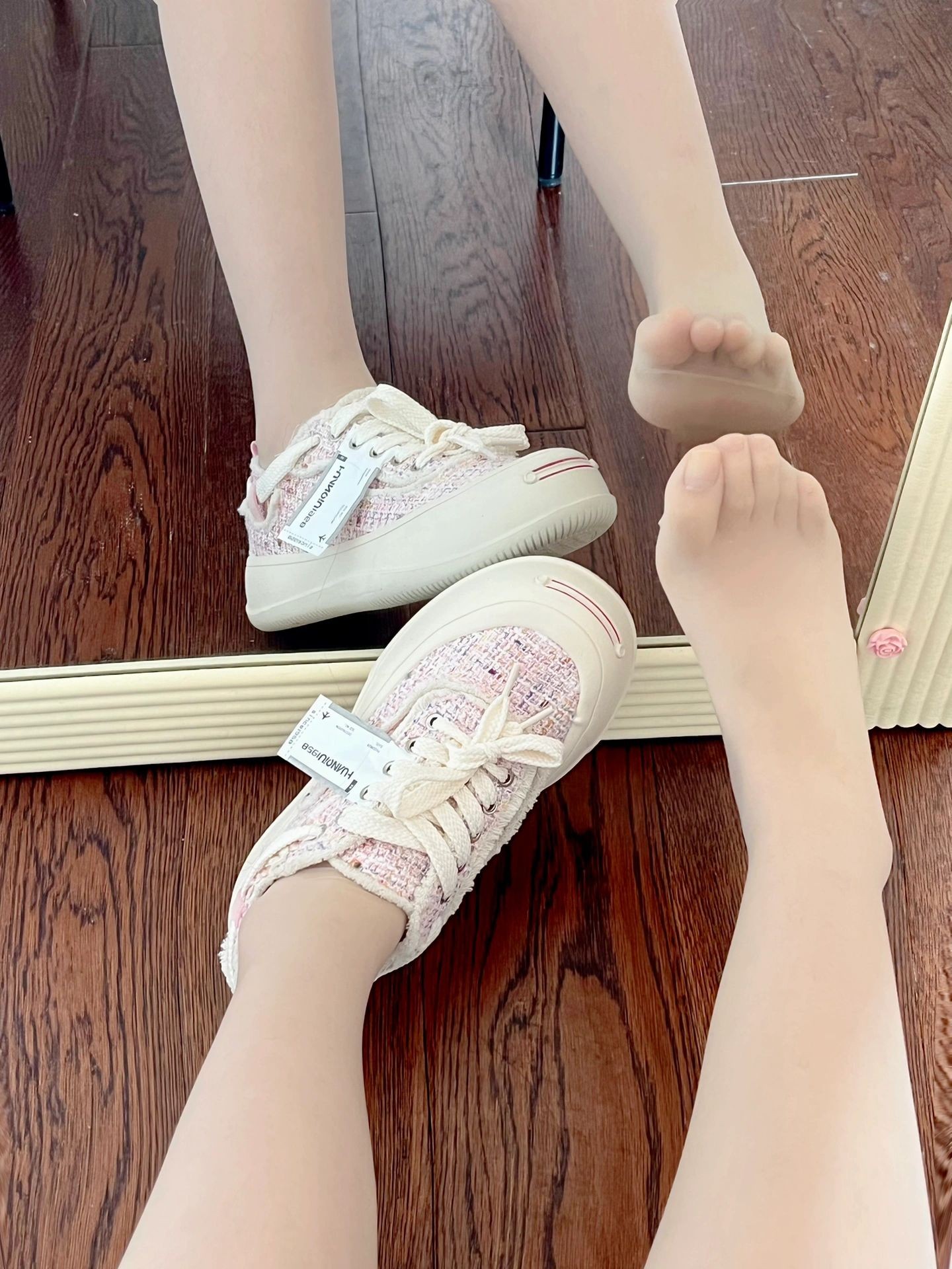 哥哥白丝喜欢吗 宝宝可爱娇嫩的小脚丫穿上丝袜给哥哥足交 让哥哥感受一下足交带来的快感