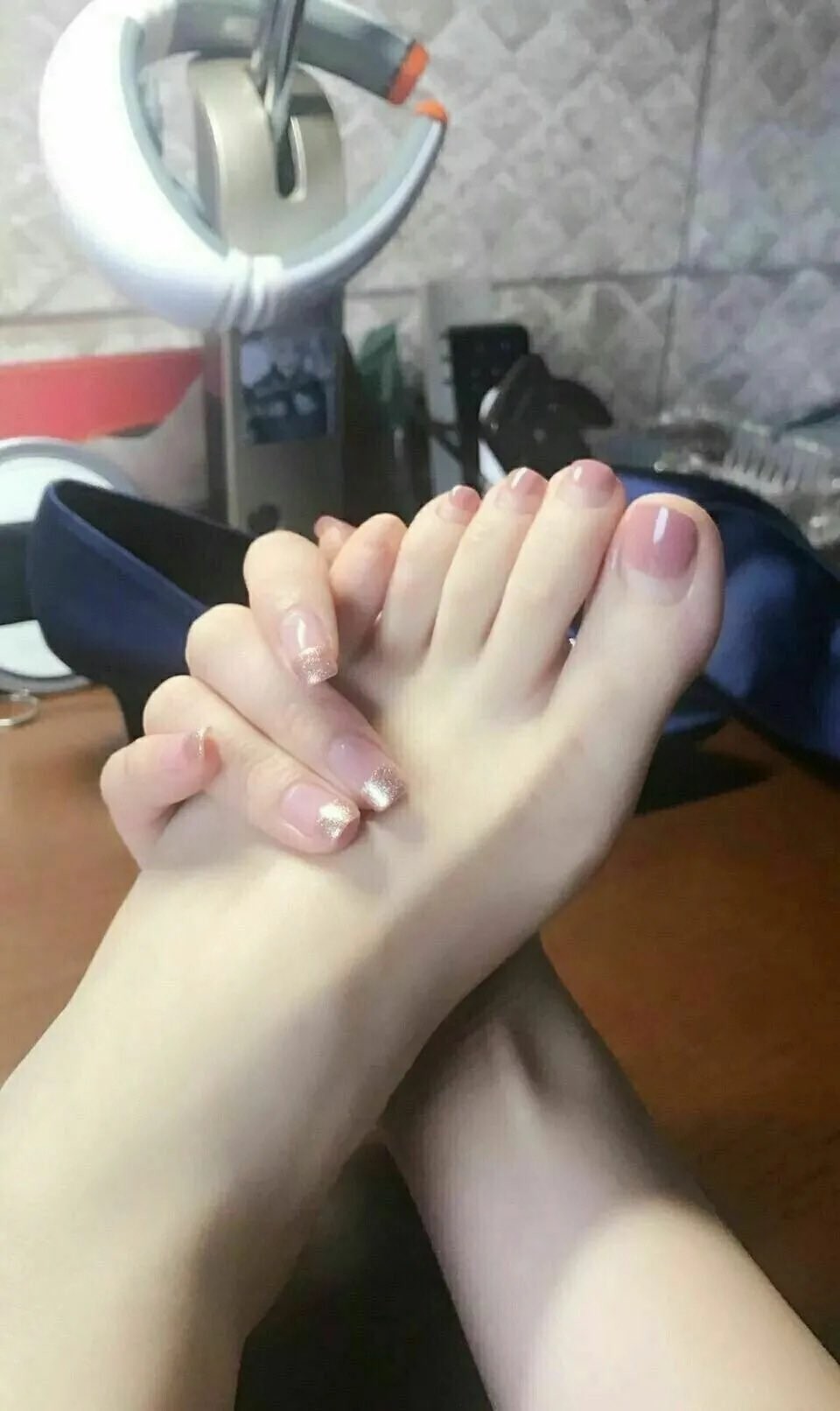 哥哥白丝喜欢吗 宝宝可爱娇嫩的小脚丫穿上丝袜给哥哥足交 让哥哥感受一下足交带来的快感