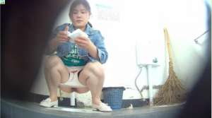 新流出❤️旅游区开放式女厕远 近多角度偷拍游客和附近村民尿尿来月经的妹子忘带卫生巾内裤弄脏了
