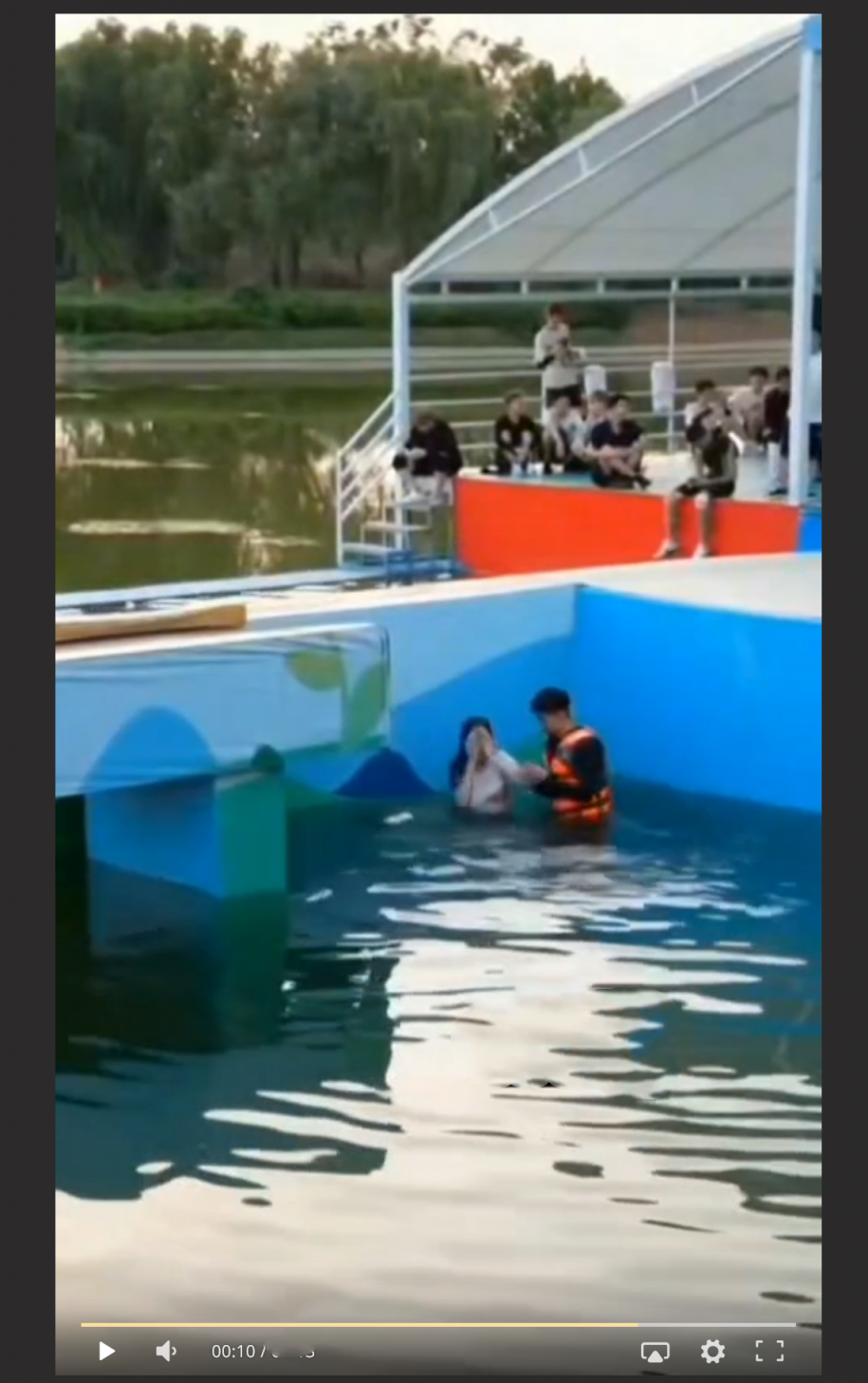 快乐向前冲 快手网红姜姜落水露奶视频全网疯传  救生员小哥瞪大了双眼，眼睛都舍不得眨一下