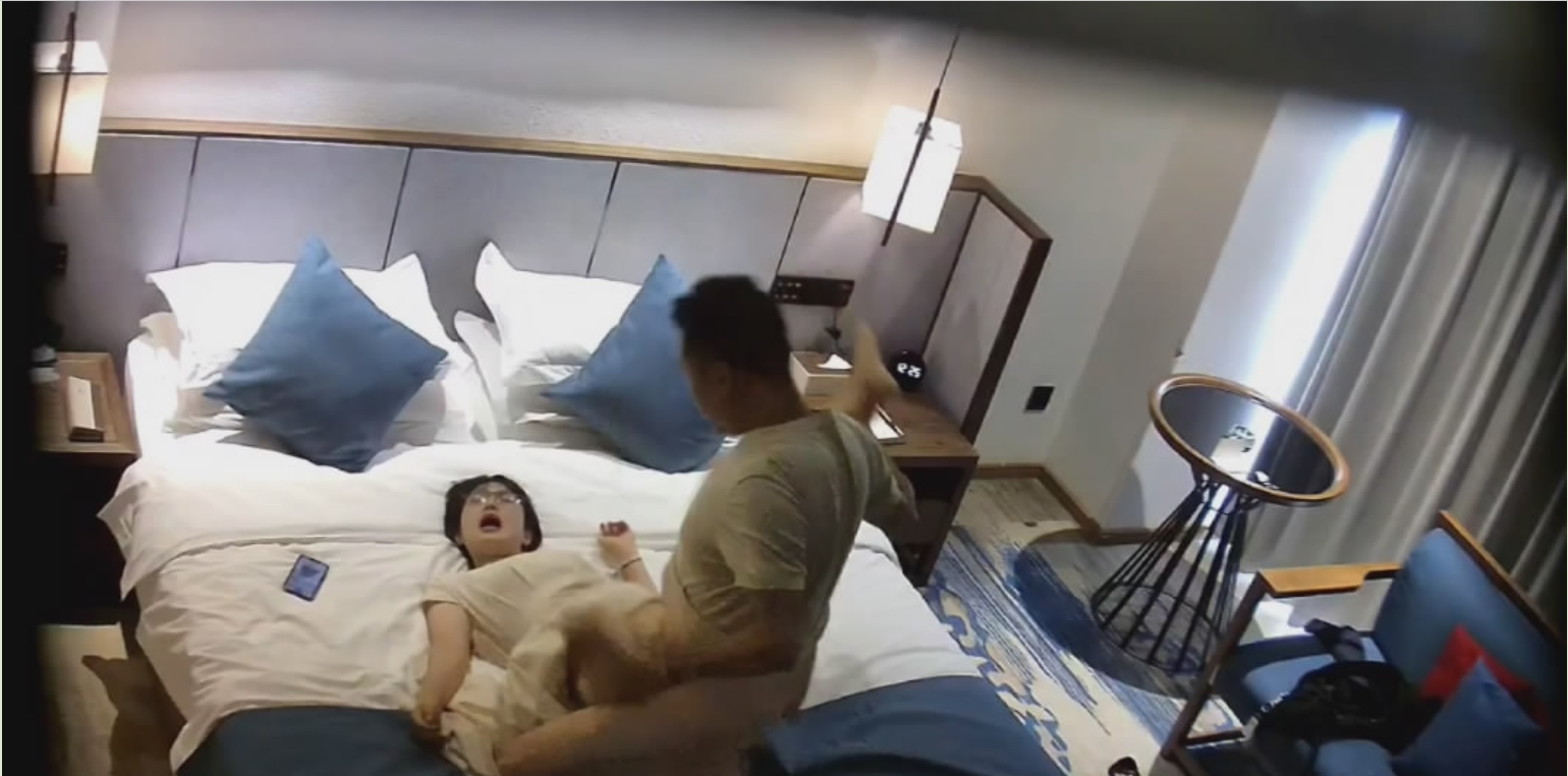 新流出安防酒店高清偷拍❤️精品反差婊眼镜文艺短发学妹偷情猛男大叔被打桩爆插啊啊尖叫