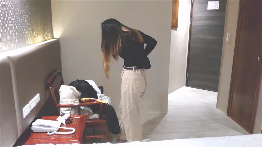 酒店约炮上高三刚满18岁的女生粉嫩粉嫩的