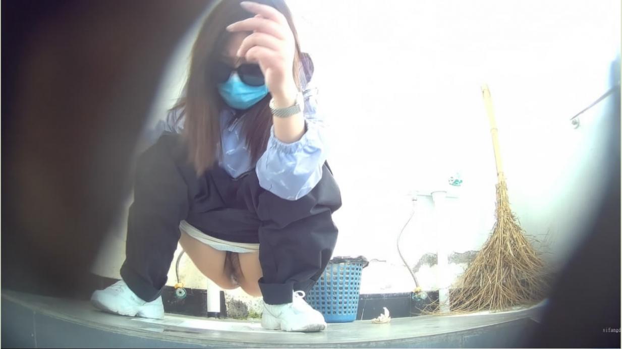 新流出❤️旅游区开放式女厕远 近多角度偷拍游客和附近村民尿尿来月经的妹子忘带卫生巾内裤弄脏了
