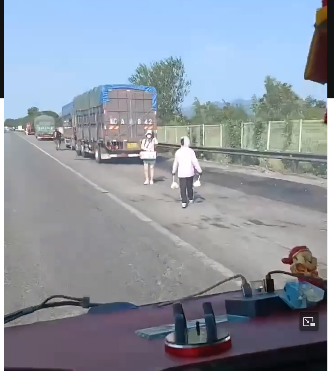 瓜友福利！东莞凤岗东深路，为什么这么多货车停路边？因为这里有快餐卖，有水卖，还有卖艺的