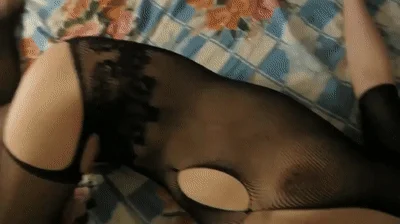 ✨极品少妇✨小伙子家中约艹短发小少妇，黑丝吃鸡，无套插骚穴，各种招式角度狂艹不止！