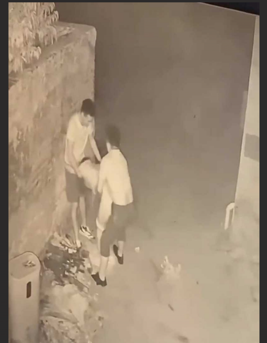 山东青岛女子街头醉酒后遭两人拉至路边轮奸 前后夹鸡监控视频流出 女的站都站不稳还要被扶起来吃鸡
