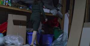 出门倒垃圾被邻居小哥偷窥，尾随到家中干到淫水四射 (上 集）全程剧情