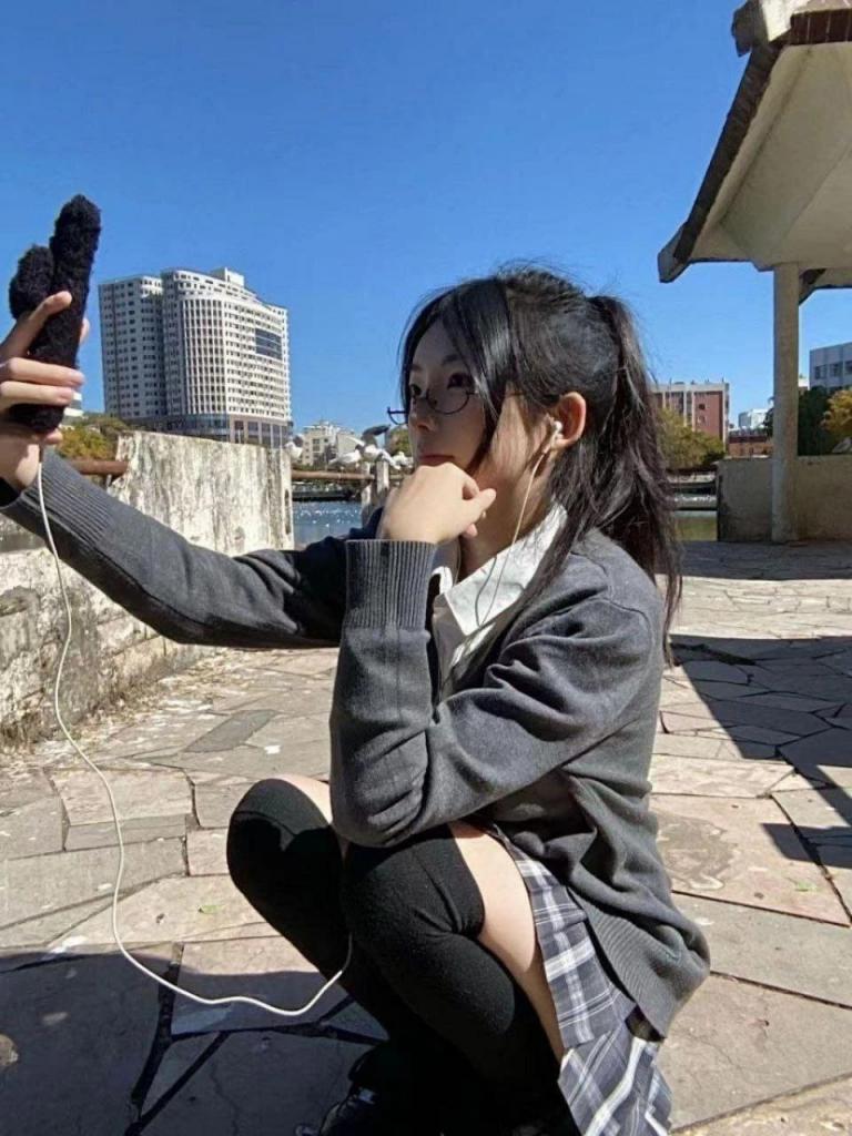 沧州师范学院22级吕嘉慧 白天看起来像是不食人间烟火的冰山女神 朋友圈也是淑女女神范