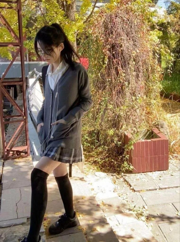 沧州师范学院22级吕嘉慧 白天看起来像是不食人间烟火的冰山女神 朋友圈也是淑女女神范