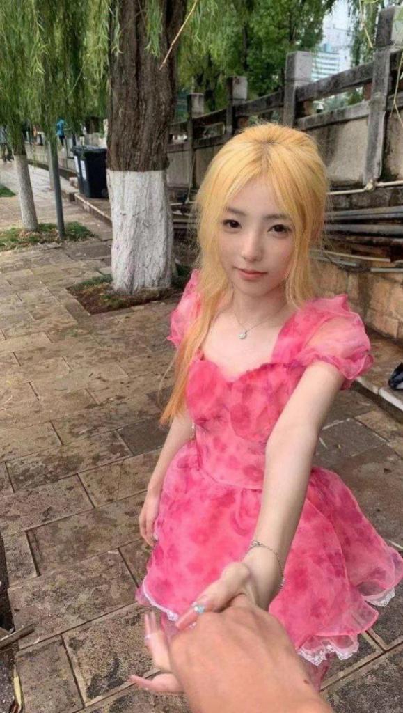 沧州师范学院22级吕嘉慧 白天看起来像是不食人间烟火的冰山女神 朋友圈也是淑女女神范