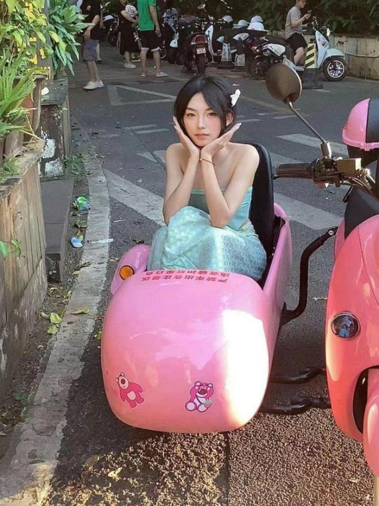 沧州师范学院22级吕嘉慧 白天看起来像是不食人间烟火的冰山女神 朋友圈也是淑女女神范