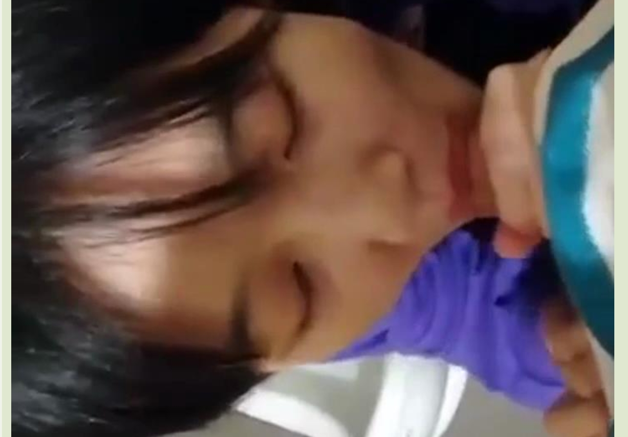 可爱高中生在厕所给男友口交 奶子大且坚挺